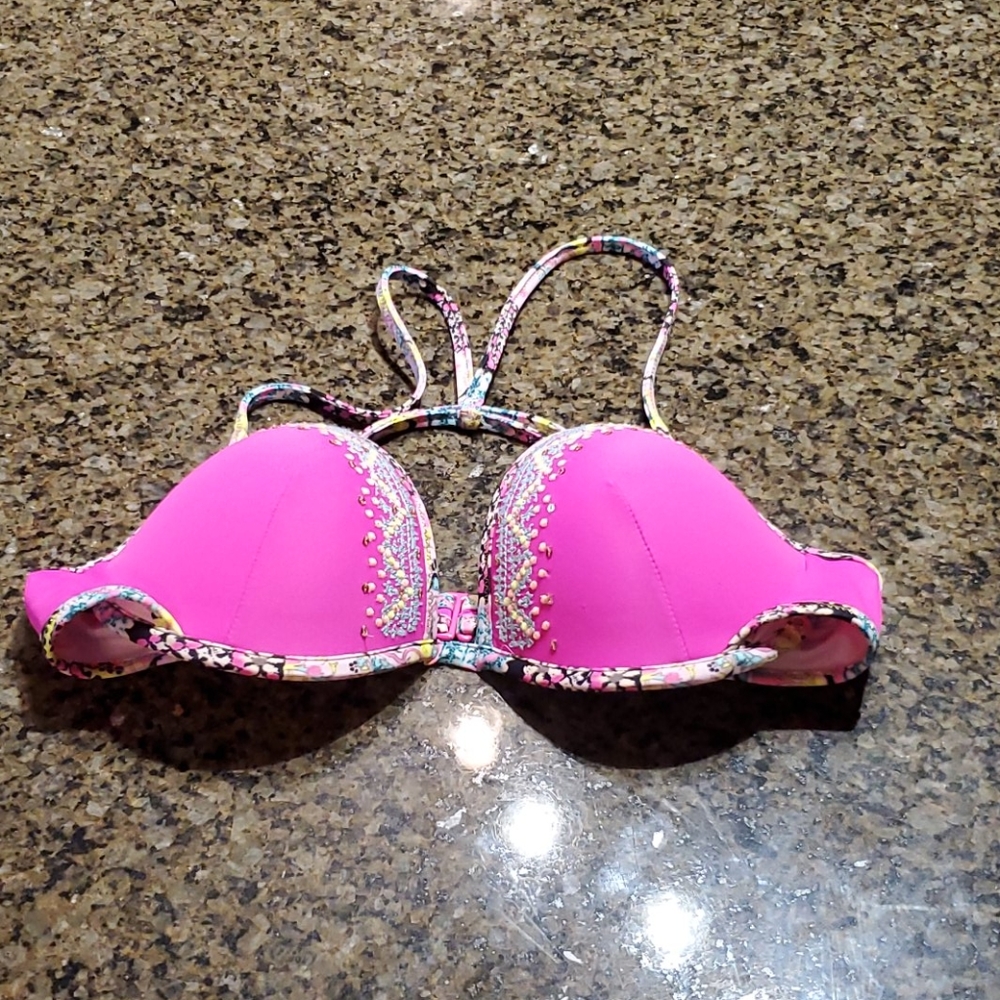 NWOT Victoria's Secret bikini top size 34C